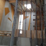Schulungsbereich mit Stahlständern zur Haupthalle
