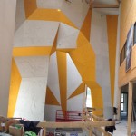 Blick vom Schulungsbereich in die Haupthalle und Bistro