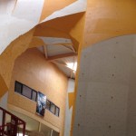 Der große Bogen in der Haupthalle von hinten mit Blick auf's Bistro